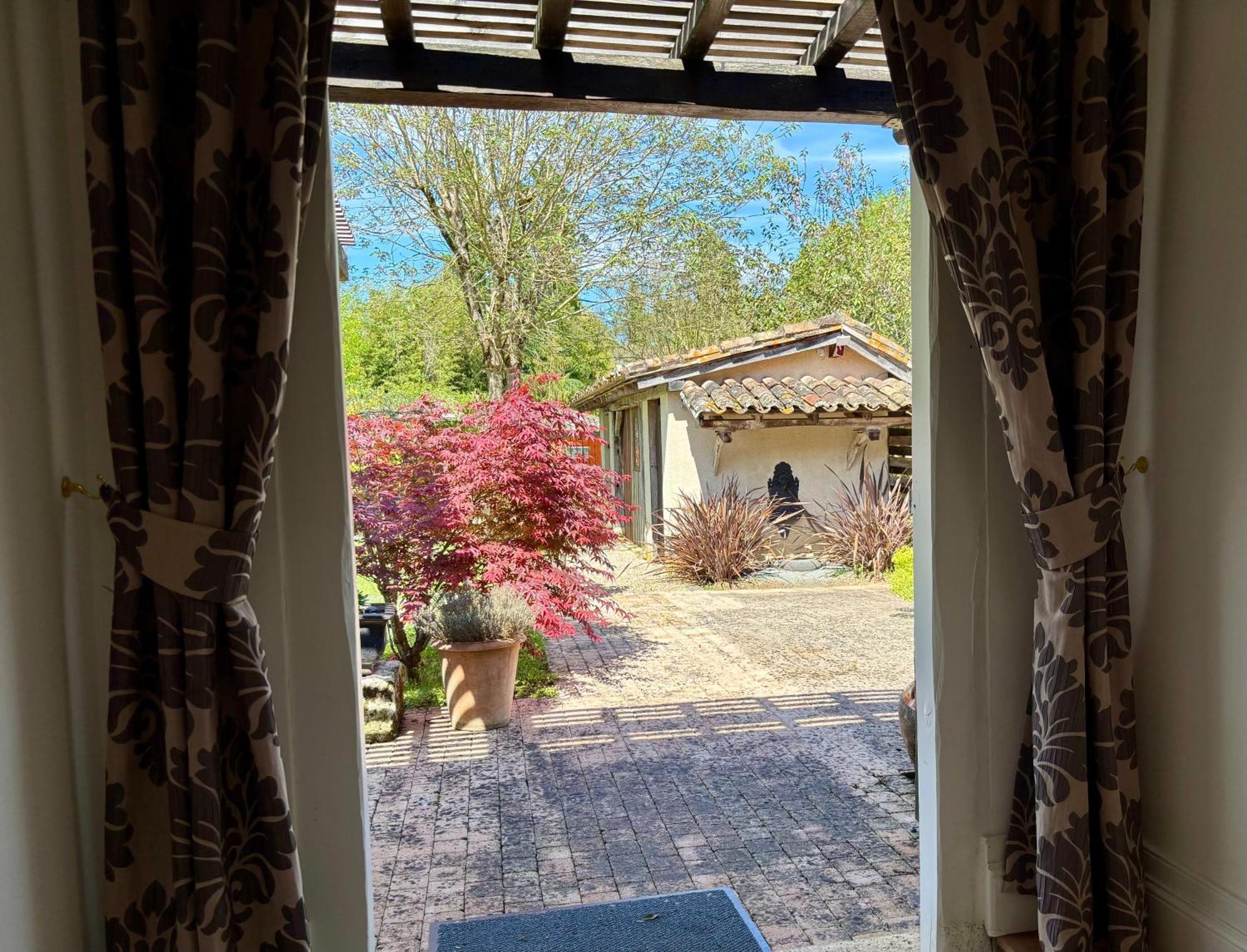 Domaine Des Monges Bed and Breakfast Saint-Seurin-de-Prats Exteriör bild